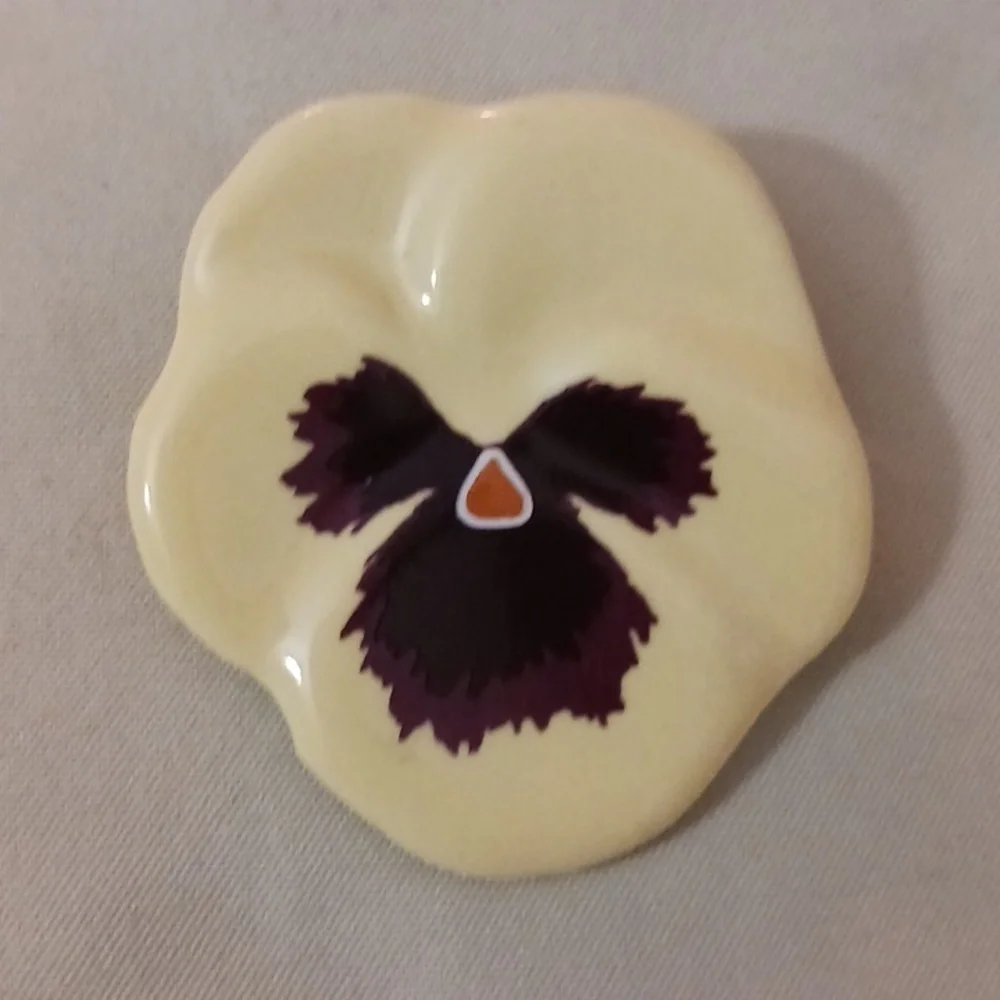 Vintage Avon Pansy Flower Brooch Pin Porcelain Yellow - Picture 6 of 6